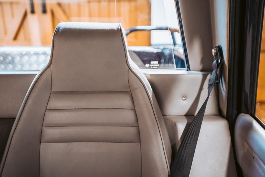 Детали интерьера Lamborghini LM002 1997 года  (фото 5 из 45)